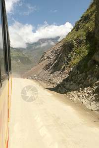 车辆乘公交在安第斯山上漫步冒险公共汽车远征图片