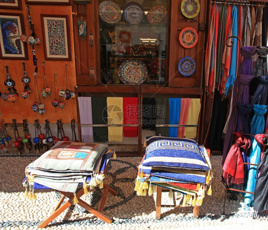 销售岛罗得林多斯街上的传统商店和品铺及罗地亚人图片
