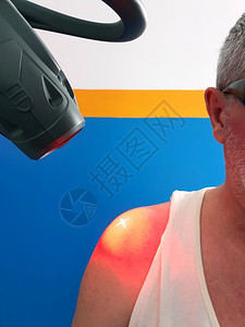 神经病学一种健康使用激光治疗受伤肩膀的物理治疗法图片