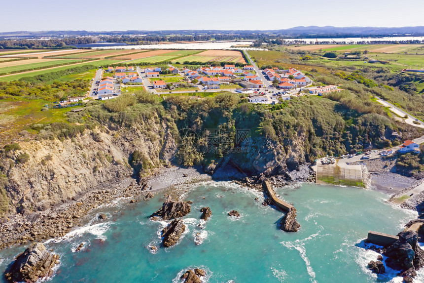 村庄风景优美天线从葡萄牙西海岸AzenhadoMar村起飞的空中机图片