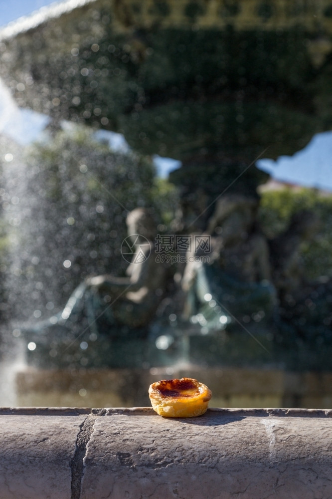 游客粉彩食物葡萄牙LisbonFountan景点附近的葡萄牙传统鸡蛋甜饼糕点Pestesdenata葡萄牙里斯本图片