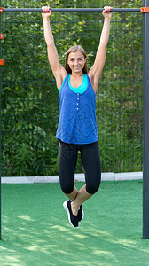 户外锻炼臂力的女性背景图片