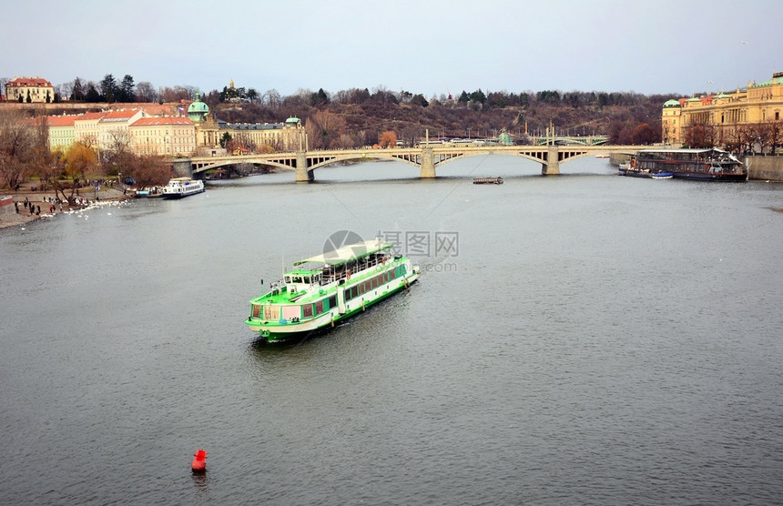 Vltava河与旅游船的景象和布拉格城堡在前市中心上空的风景户外历史文化图片