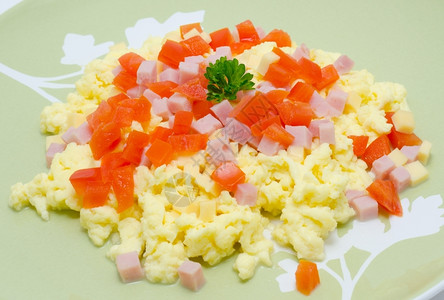课程早餐煎蛋菜加火腿和番茄特制餐饮辛辣的图片