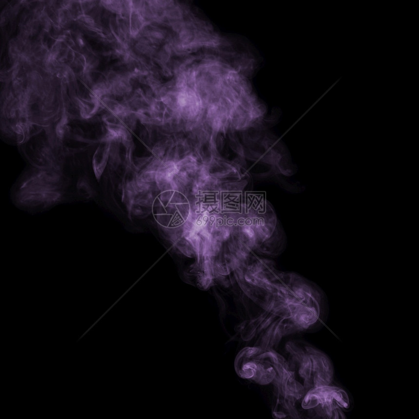 黑暗的白色背景美丽紫烟雾流动图片