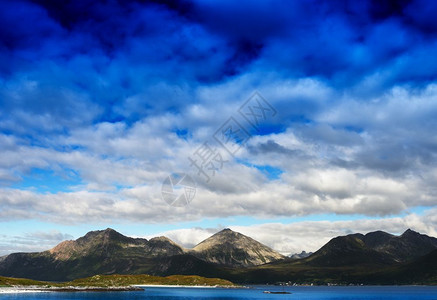 挪威山与戏剧云彩风景背挪威山与戏剧云彩风景背高清水平的生动颜色图片