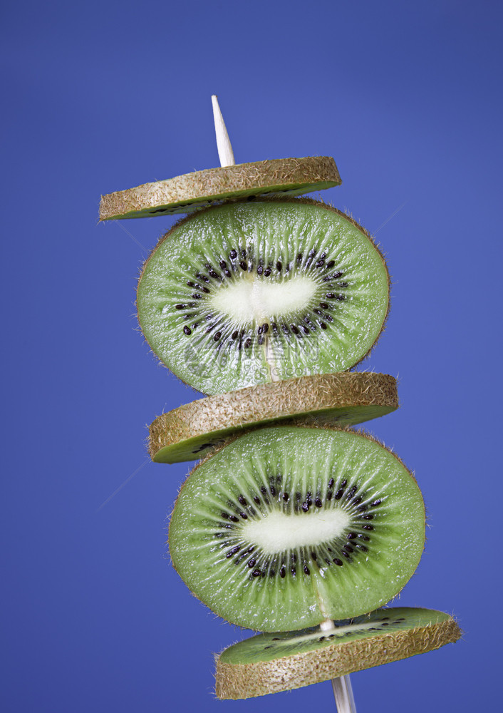 淘气Kiwi切除的水果菜叶健康活食品热带水果蓝色的维生素图片
