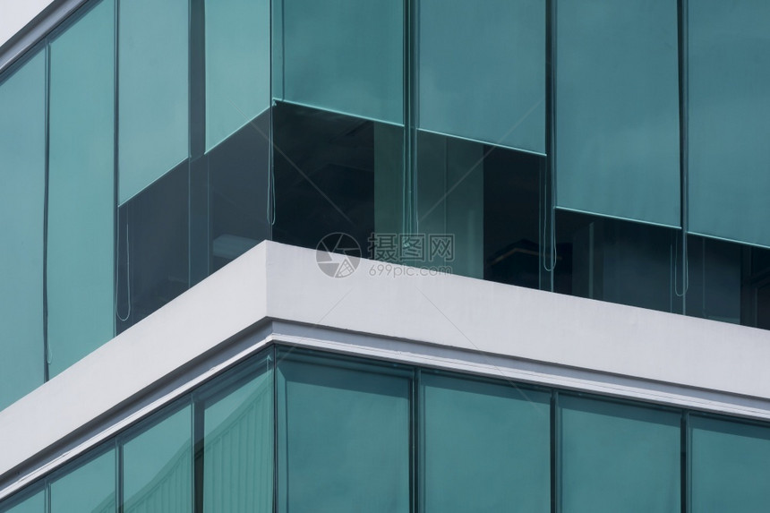 卷现代玻璃办公大楼内绿色滚百叶窗商业外部的图片