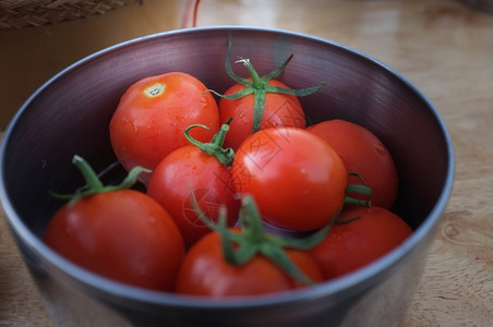 水果满的蔬菜金属碗中近视番茄图片