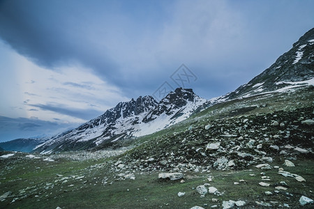 穆迪冒险加拿大人岩石山脉的空中视图图片