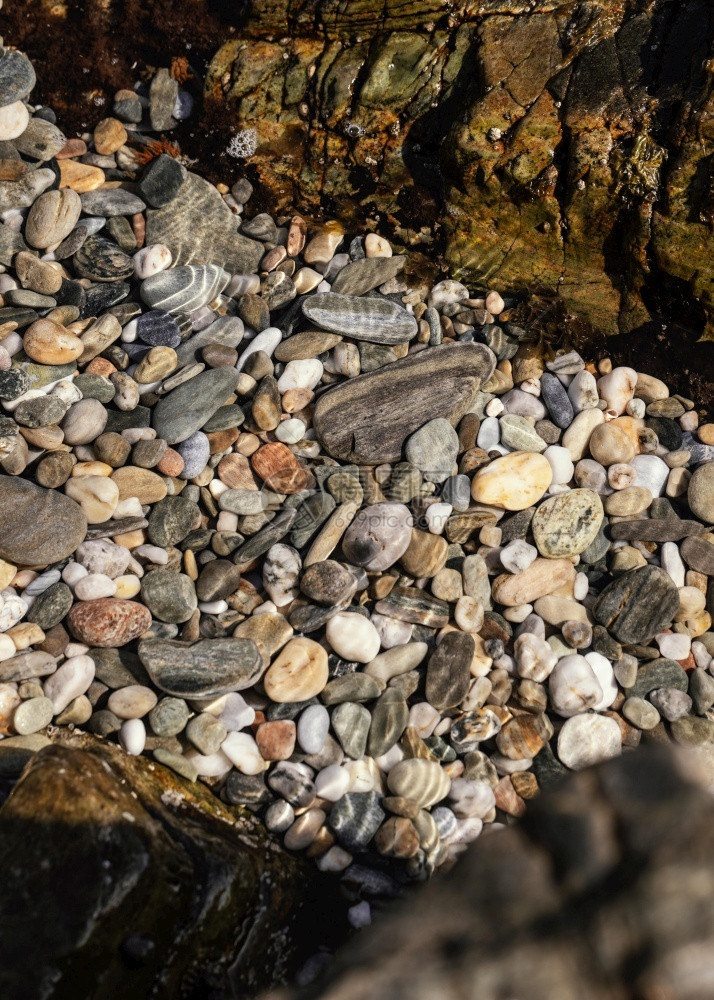 矿物很多的墙纸安排石头海滩图片