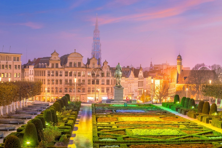 老的城市景观比利时的布鲁塞尔市中心天际日落时图片