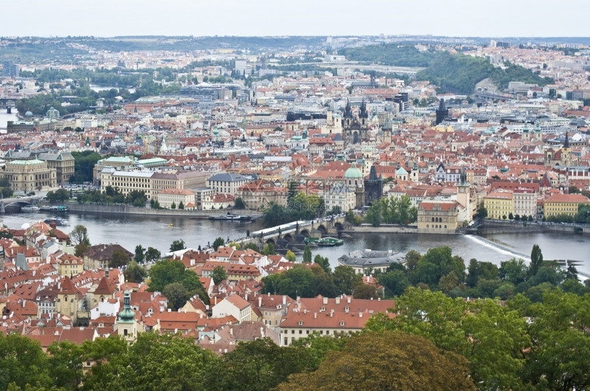城市与查尔斯桥搭载的布拉格老城空中航向首都图片