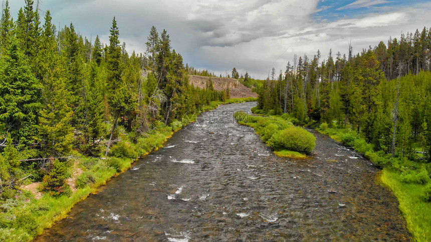 怀俄明州黄石公园河和森林夏季空中景象天风颜色图片