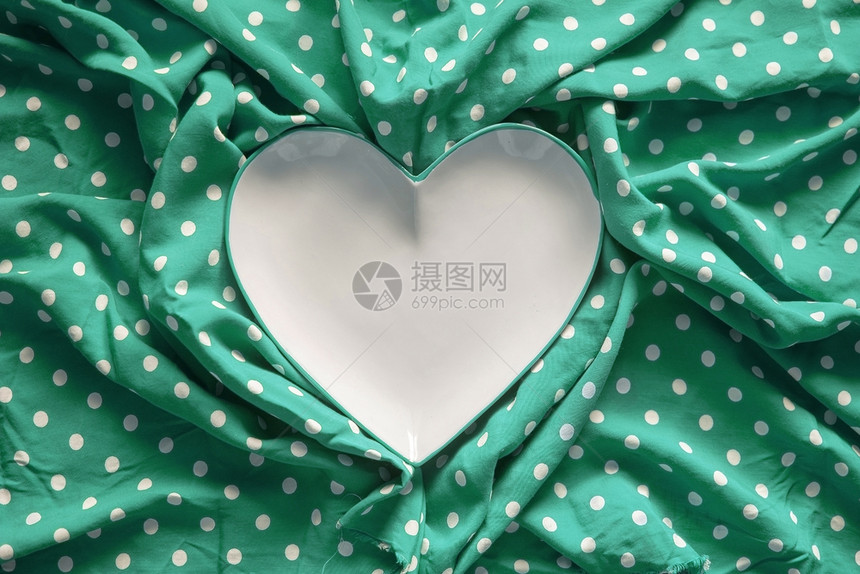 纺织品波尔卡美丽的绿白圆点翡翠边炻心形盘印花布趣味浪漫背景纹理绿白圆点翡翠边炻瓷心形盘图片
