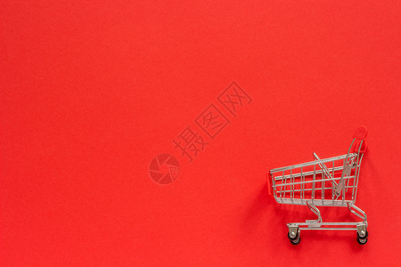 红色背景上的小购物车图片