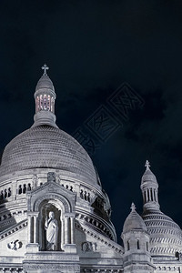 天主教蒙马特圣心大堂夜间肖像格式右上角天空中有复制间建造正面图片
