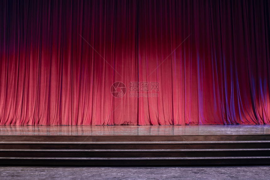 经典的舞台前面有灯光的旧红窗帘在舞台上老的仪式图片