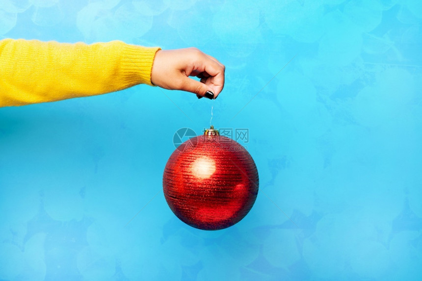 圣诞红球在蓝色背景欢乐圣诞节概念上交手最小的细节魔法图片
