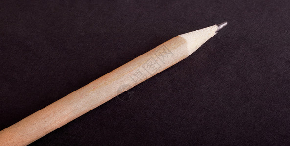 学校艺术黑色背景的简单木铅笔产品图片