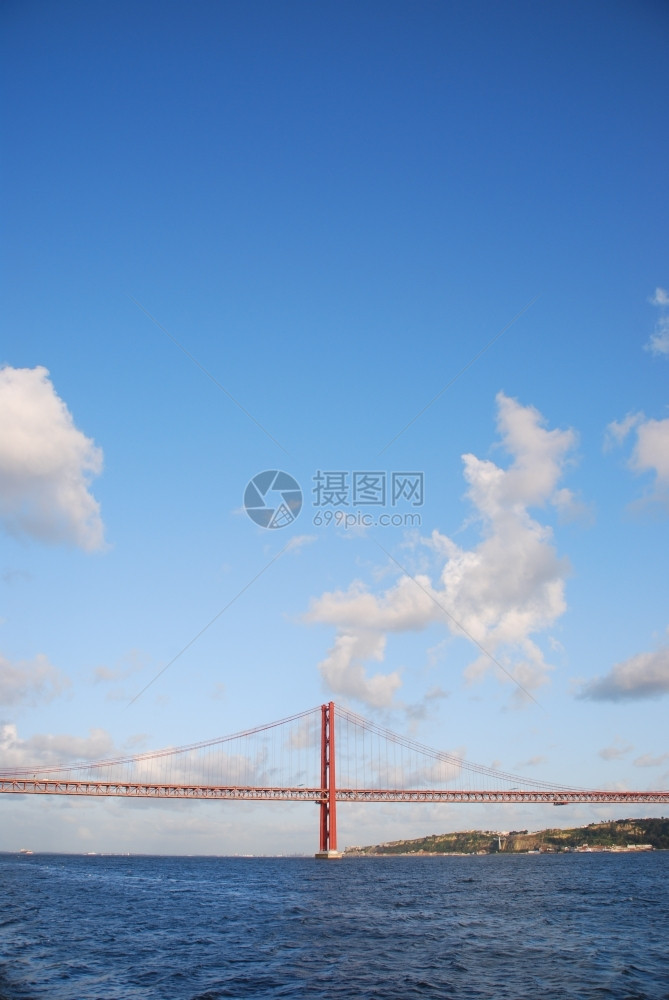 工程蓝色的葡萄牙里斯本旧萨拉扎桥的景象观图片