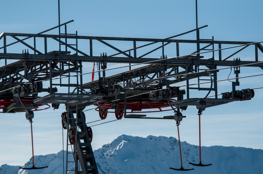 积极的美丽山Tbar滑雪电梯拖吊升压大蓝天的详情图片