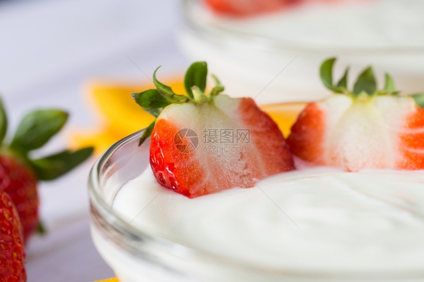 绿色开菲尔凉爽的普通酸奶加美味新鲜草莓图片