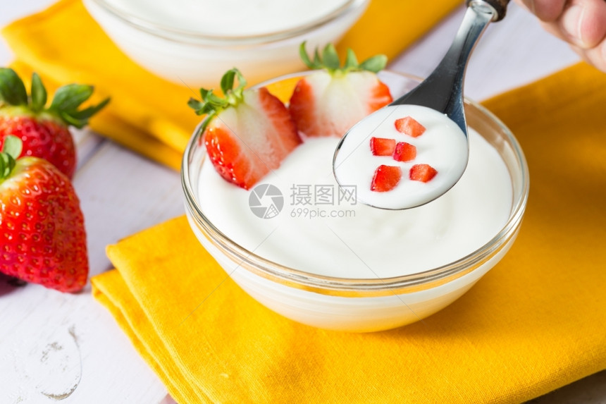 普通酸奶加美味新鲜草莓饮食清楚的产品图片