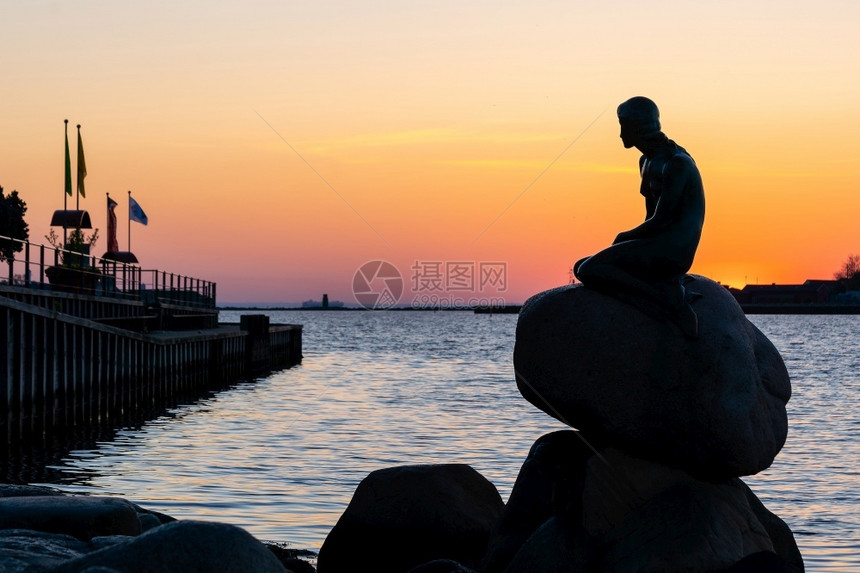 2018年5月4日丹麦哥本哈根的EdvardEriksen雕像小美人鱼107岁雕像暮日落游客图片