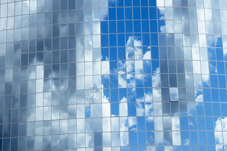 华丽的蓝色天空云层反射在大镜中摩天楼玻璃窗上超过视背景图片