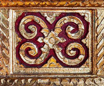 雕刻木材东方的装饰风格泰国寺庙入口处的金木雕刻设计图片