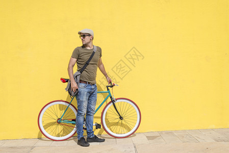 穿着墨镜的固定装备自行车的人扮优质骑自行车人凉爽图片