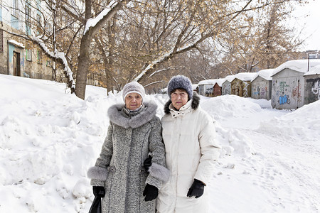 欧洲的八十严肃两个美丽成熟女子在白冬行走图片