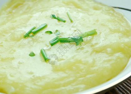 吃新鲜的小木制背景中的一碗韭菜汤食用高清图片素材