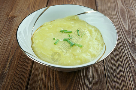 晚餐木制背景中的一碗韭菜汤煮熟的素食主义者土豆高清图片素材