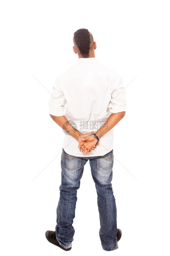 黑色的冷静非洲男人看着白墙背靠两手交叉的站在背后反白孤立的背景下时髦图片