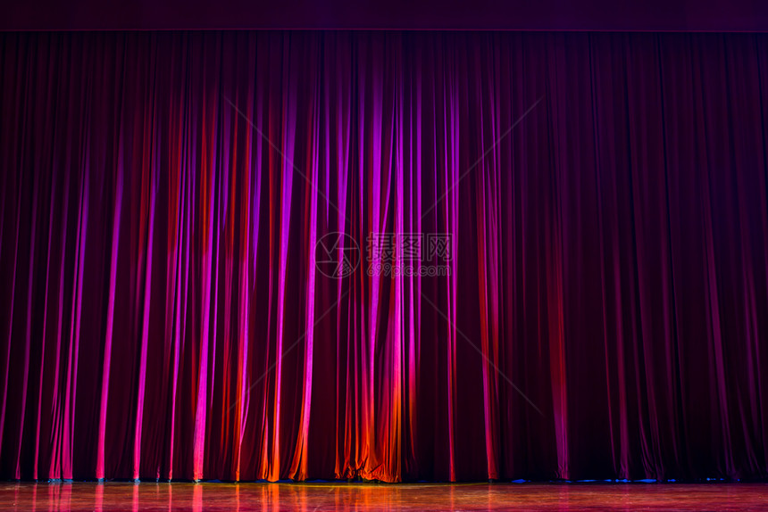 剧院生产值得注意的红色天鹅绒窗帘配有表演的灯光和木地板花柜图片