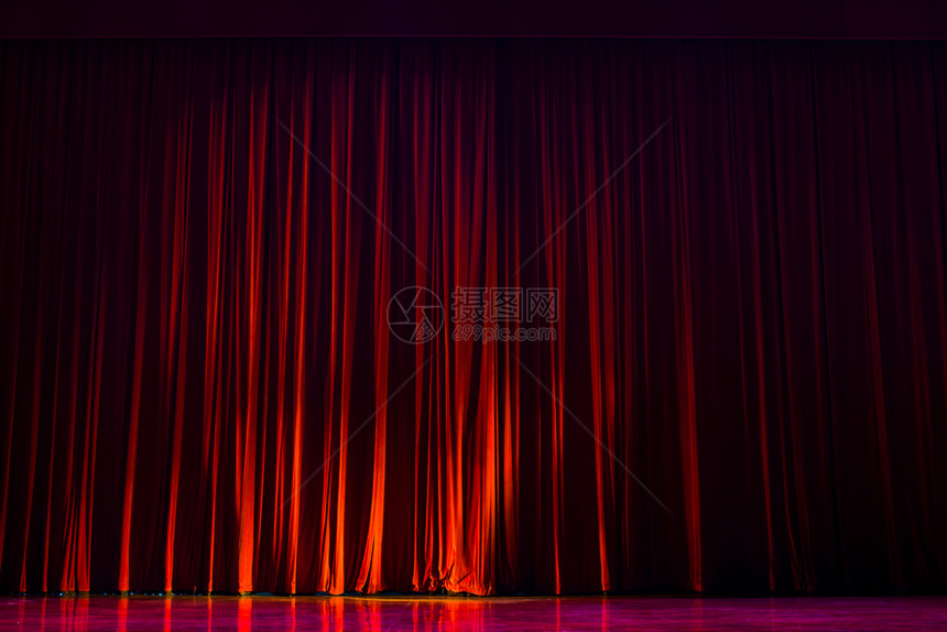 音乐会剧院红色天鹅绒窗帘配有表演的灯光和木地板花柜聚光灯图片