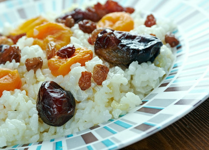 阿塞拜疆美食干杏子葡萄和椰枣的甜菠萝皮劳斋月犁亚洲人高清图片素材