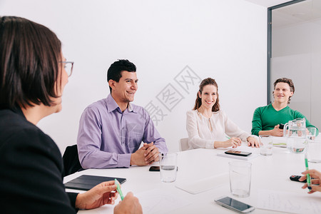 经理在老板身边开会的办公室员工组成中公司的会议图片