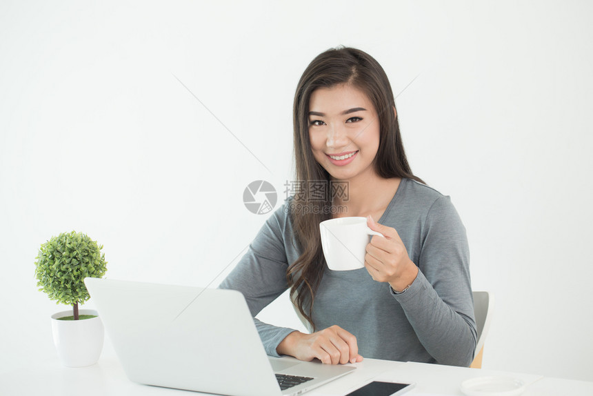 电脑专业的亚裔妇女在办公室里喝咖啡企业家图片