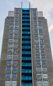 席凡宁根在荷兰外墙建筑背景中有大摩天楼多套公寓和阳台人住房的位于荷兰城破碎的外表建筑背景城市的背景图片