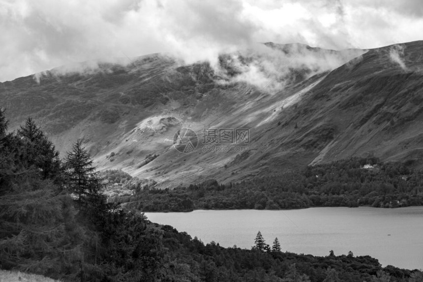 户外戏剧单色英国Cumbria湖区Keswick的森林和Derwent湖水图片