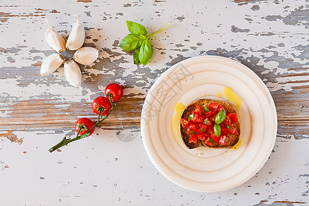 油乡村健康从上面看到意大利番茄和巴西尔的土豆Basilbruschetta从上面看到一个意大利老桌子上看到意大利番茄和巴西尔背景图片