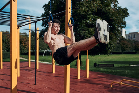 户外运动锻炼的成年男子现代的高清图片素材