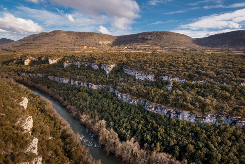荒野旅游遗产西班牙卡斯蒂利亚莱昂布尔戈斯日落时埃布罗河峡谷景观图片