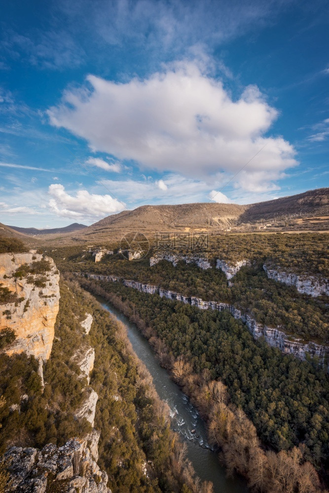 场景西班牙卡斯蒂利亚莱昂布尔戈斯日落时埃布罗河峡谷景观欧洲风图片