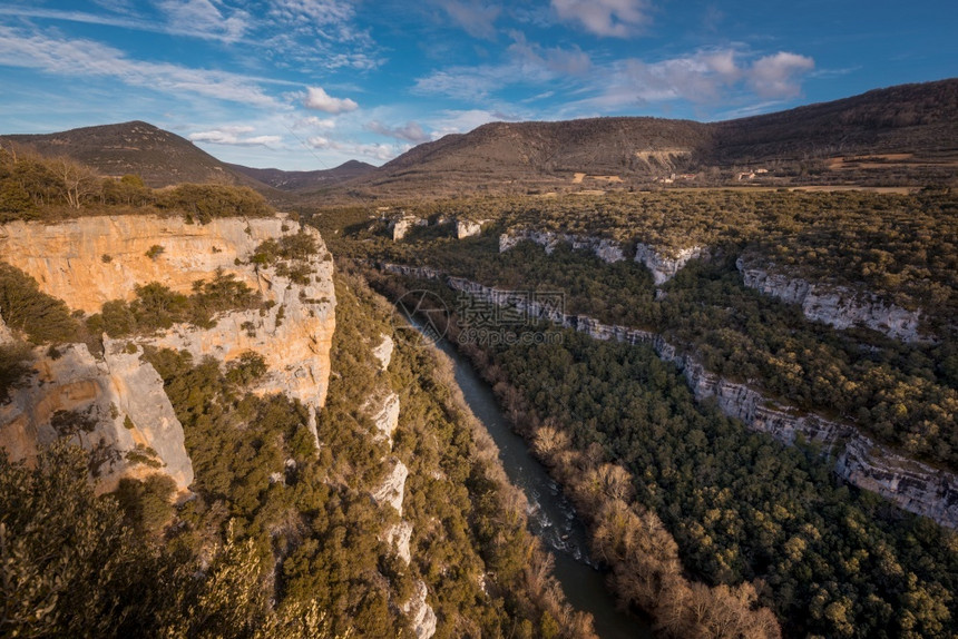 遗产风景优美西班牙卡斯蒂利亚莱昂布尔戈斯日落时埃布罗河峡谷景观梅林达德斯图片