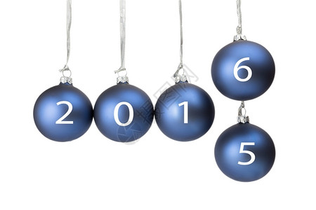 依次下列的5个蓝色圣诞节球或浴缸象征着旧年和新的2016孤立在白色背景上玻璃时间设计图片