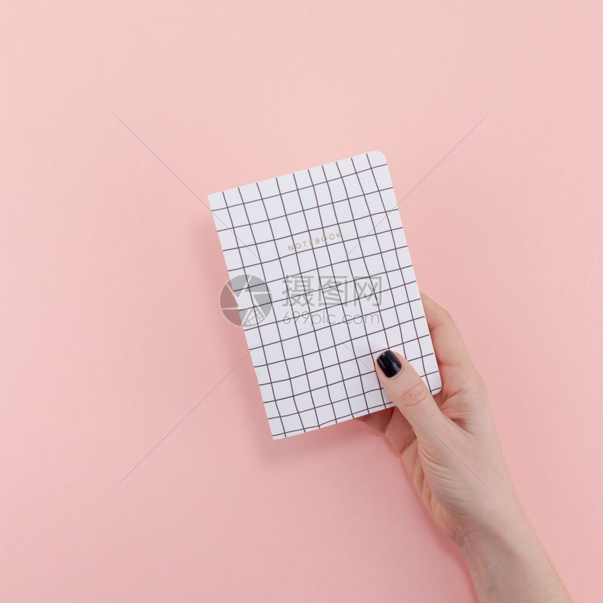修指甲工作场所女博客社交媒体最起码风格的模板粉色彩纸背景版上贴有笔记空间并抄写在粉红色纸上有女博客社交媒体样板复制图片